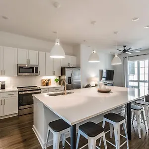 https://brand-new-4-br-4bath-townhome-with-amazing-rooftop.nashville-hotels.org
